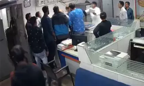 బ్యాంక్‌ ఉద్యోగిని కొట్టిన కస్టమర్