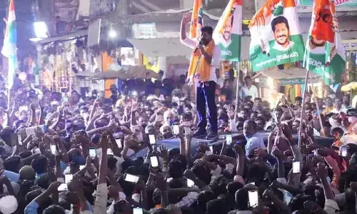 సీతక్క హారతి ఇచ్చి స్వాగతం పలికిందంటే..