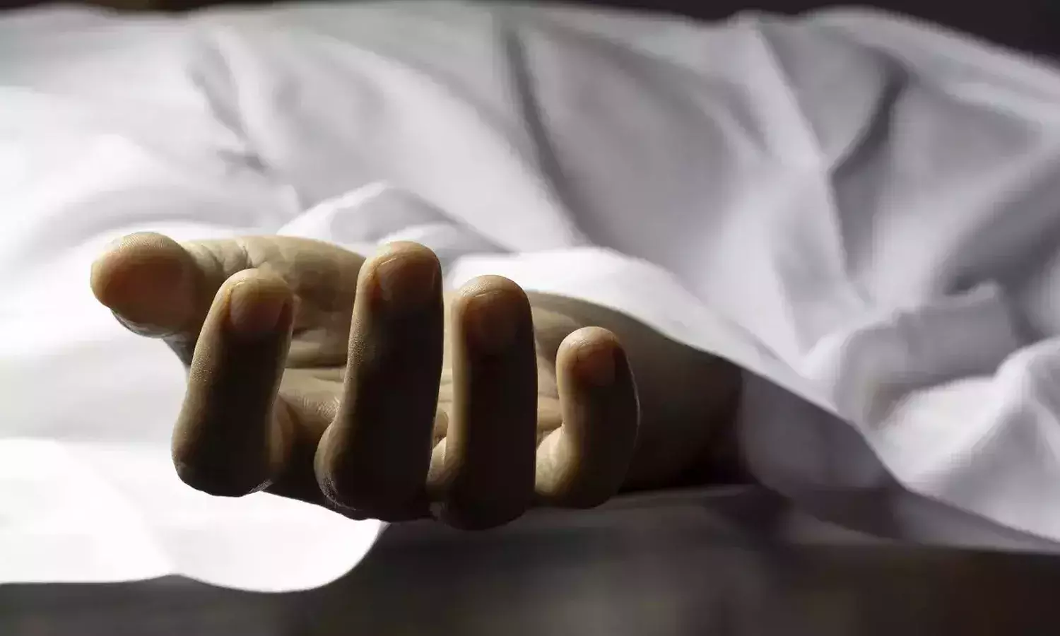 భార్యతో గొడవ.. భవనంపై నుంచి దూకి భర్త మృతి
