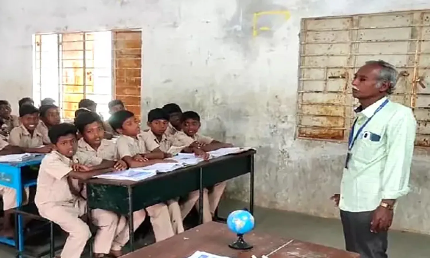 12 ఏళ్లుగా సెలవు తీసుకోని టీచర్‌.. ఎందుకో తెలుసా?