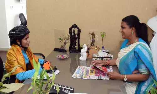 మంత్రి రోజాను కలిసిన ఆశా మాలవ్య