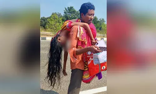 హృదయవిదారకం : డబ్బులు లేక భాష రాక.. భార్య మృతదేహాన్ని భుజాన మోసుకుంటూ