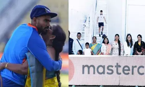 టెస్టుల్లో అరంగేట్రం.. అమ్మను హత్తుకొని భావోద్వేగానికి గురైన తెలుగు క్రికెటర్