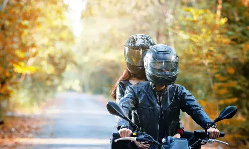 హెల్మెట్‌ తెచ్చిన చిక్కు.. భార్య మారింది.. చివరికి