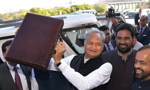 అసెంబ్లీలో పాత బడ్జెట్‌ చదివిన సీఎం.. సభ్యులందరూ షాక్‌