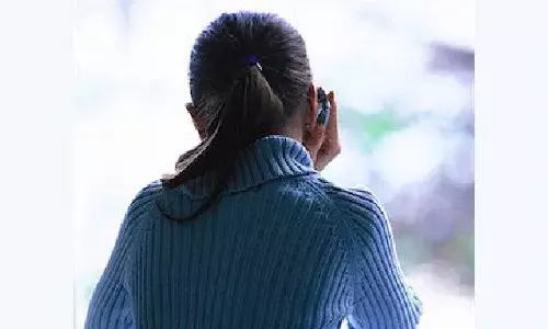 ఎంత‌ప‌ని చేశాడు.. కూతురు ఫోన్ మాట్లాడుతుండ‌గా డాబా పై నుంచి కింద‌కు తోసిన తండ్రి