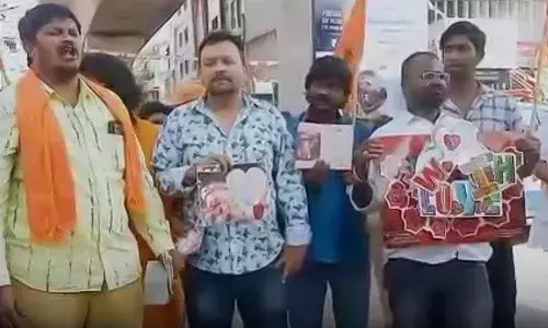 వాలెంటైన్స్ డే కార్డులకు నిప్పు పెట్టిన భజరంగ్ దళ్