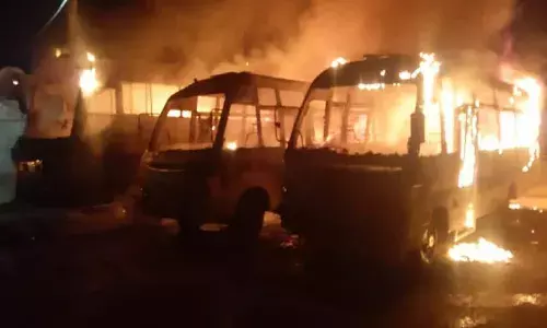 కూకట్‌పల్లిలో అగ్నిప్రమాదం.. 3 బస్సులు ద‌గ్థం