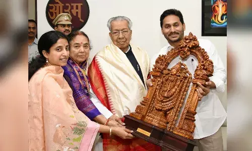 గవర్నర్ బిశ్వభూషణ్ ను కలిసిన సీఎం జగన్ దంపతులు