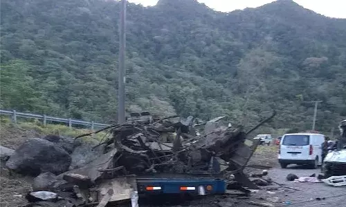 ఘోర ప్రమాదం.. లోయలో పడిన బస్సు.. 39 మంది మృతి