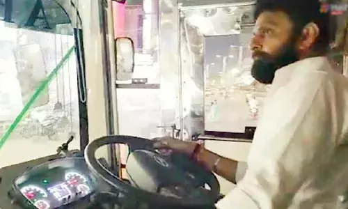 ఆర్టీసీ బస్సు నడిపిన కొడాలి నాని.. వీడియో