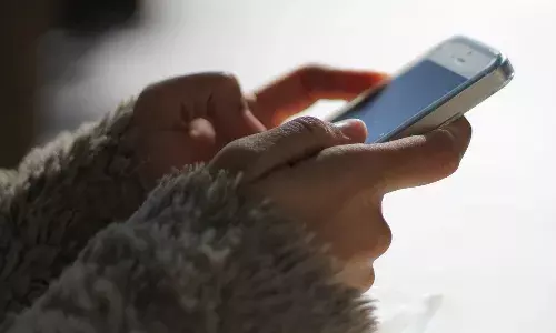 వాట్సాప్లో న్యూడ్ వీడియో కాల్.. ప్రభుత్వ ఉద్యోగిని ట్రాప్ చేసిన కిలేడీ