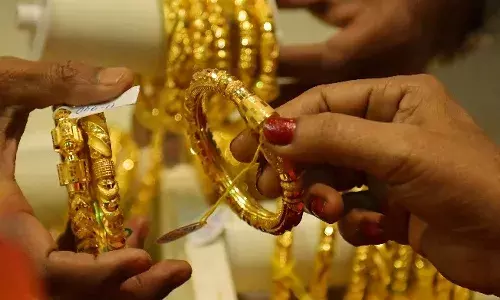 రూ.7 కోట్ల విలువైన ఆభరణాలతో కారు డ్రైవర్ పరారీ.. హైదరాబాద్లో ఘటన