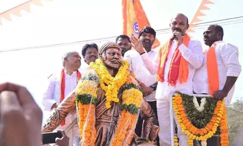 అన్ని గ్రామాల్లో శివాజీ విగ్రహాలు ఏర్పాటు చేయాలి.. బండి సంజయ్ పిలుపు