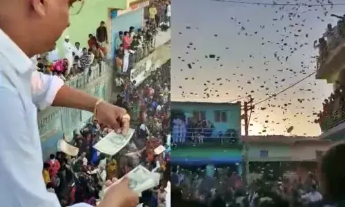 గుజరాత్‌లో కరెన్సీ నోట్ల వర్షం.. ఎగబడ్డ స్థానికులు