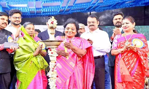 నడుస్తూ కిందపడిపోయిన గవర్నర్ తమిళిసై