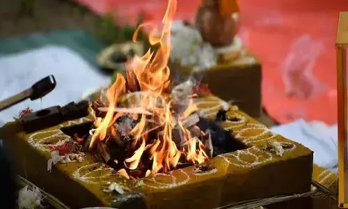 ఏపీ: యూనివర్సిటీలో మృత్యుంజయ హోమం.. విద్యార్థుల నిరసన