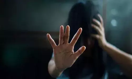 స్నేహితులను నమ్మింది.. బలవంతంగా మద్యం తాగించి సామూహిక అత్యాచారం