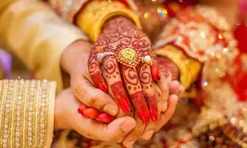 అనారోగ్యంతో ఉన్న వధువును ఆసుపత్రిలో పెళ్లి చేసుకున్న వరుడు