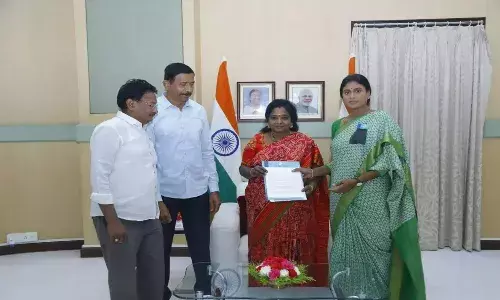 తెలంగాణలో రాష్ట్రపతి పాలన విధించాలి.. గవర్నర్కు షర్మిల వినతి