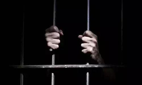 జైలు నుండి పారిపోయిన వ్యక్తిని పట్టుకోడానికి హౌస్ ఓనర్లుగా నటించిన పోలీసులు