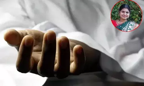 విశాఖ : ప్లే స్కూల్ ప్రిన్సిపాల్ ఆత్మహత్య