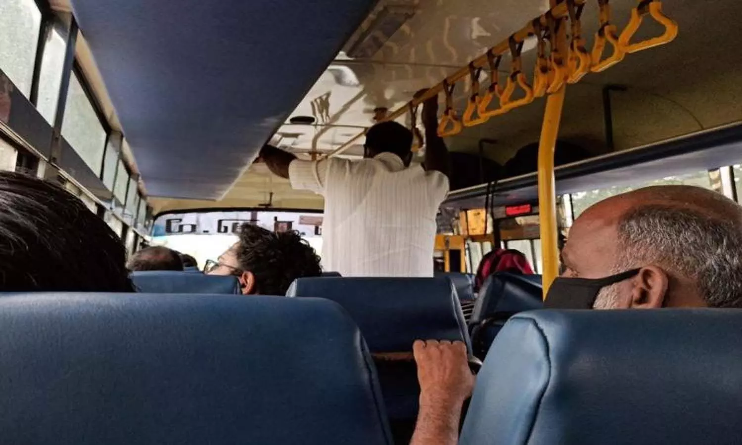 బస్సులో మొబైల్ ఫోన్ కొట్టేస్తూ ఉన్న బ్యాచ్.. పట్టుకున్న పోలీసులు