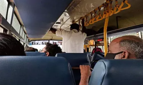 బస్సులో మొబైల్ ఫోన్ కొట్టేస్తూ ఉన్న బ్యాచ్.. పట్టుకున్న పోలీసులు