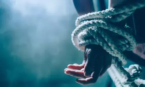 గ్రామ‌స్తుల‌ను కిడ్నాప్ చేసిన మావోలు.. ఒక‌రిని చంపేయ‌డంతో..