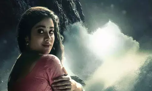 ప్ర‌క‌ట‌న వ‌చ్చేసింది.. ఎన్టీఆర్ స‌ర‌స‌న అతిలోక సుంద‌రి త‌న‌య‌