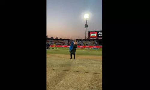 అకస్మాత్తుగా క్రికెట‌ర్ భార్య‌ను ఎత్తుకున్న వ్యాఖ్యాత.. రియాక్ష‌న్ ట్విట్ట‌ర్‌లో చూడండి..!