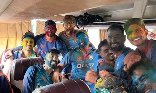 బస్లో క్రికెటర్ల హోలీ వేడుకలు.. వీడియో వైరల్