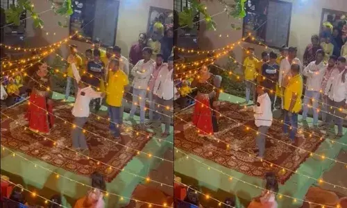 మహిళపై డబ్బుల వర్షం కురిపించిన కాంగ్రెస్ కార్యకర్త.. బీజేపీ ఘాటు విమర్శలు