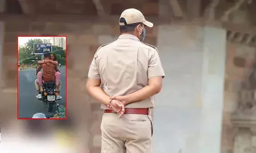 బైక్పై రొమాన్స్ చేసిన జంట వీడియో వైరల్.. పోలీసులు వెతుకులాట