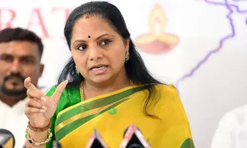 ఢిల్లీకి బయలుదేరిన ఎమ్మెల్సీ కల్వకుంట్ల కవిత