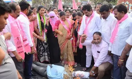 ఖమ్మంలో బండి సంజయ్ దిష్టిబొమ్మ దహనం