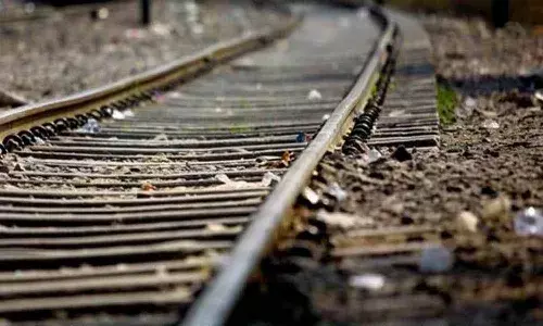 రైల్వే ట్రాక్పై ఎస్సై మృతదేహం.. ఇంట్లో నిర్జీవంగా భార్య, కొడుకు