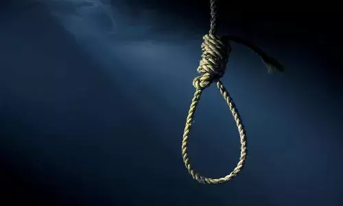 ఆర్టీసీ బస్సులో ఉరి వేసుకున్న కండక్టర్