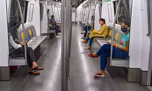 మెట్రో దగ్గర డ్యాన్స్ చేస్తూ రీల్స్ చేశారంటే.. ఇక అంతే..!