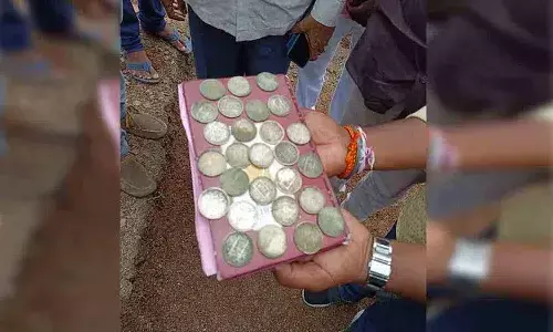 ఉపాధి హామీ పనులు చేస్తుండగా కూలీలకు దొరికిన నాణేలు.. ఏ కాలం నాటివంటే..