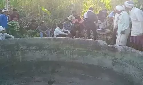 క్షణికావేశం.. నలుగురు పిల్లలతో కలిసి బావిలోకి దూకిన తల్లి