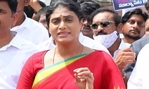 రాష్ట్రంలో ప్రతిపక్షాన్ని బ్రతకనివ్వడం లేదు : షర్మిల