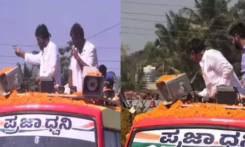 ర్యాలీలో ప్రజలపై కరెన్సీ నోట్లను విసిరిన కాంగ్రెస్ నేత