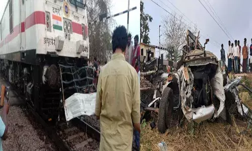 Durantho Express, Bhimadole