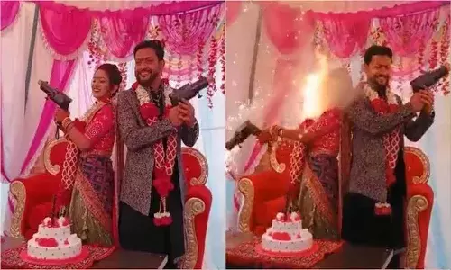 తస్మాత్ జాగ్రత్త.. వధువు ముఖం దగ్గర పేలిన స్పార్ల్కింగ్ గన్