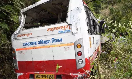 ముస్సోరీ-డెహ్రాడూన్ రహదారి.. లోయలో పడ్డ బస్సు
