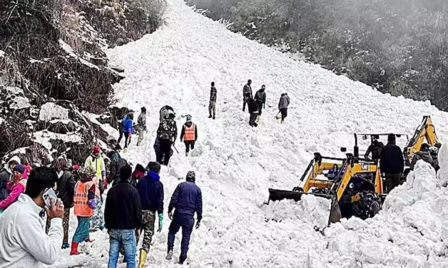 భారీ హిమపాతం.. ఆరుగురు దుర్మ‌ర‌ణం.. చాలామంది మిస్సింగ్