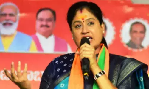 లీకేజీలపై బీజేపీ నేత విజయశాంతి ఫైర్