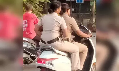 హెల్మెట్ లేకుండా స్కూటీపై మహిళా పోలీసులు.. చర్యలు తీసుకుని ఈ-చలాన్ ఫోటో అప్లోడ్ చేయమని డిమాండ్