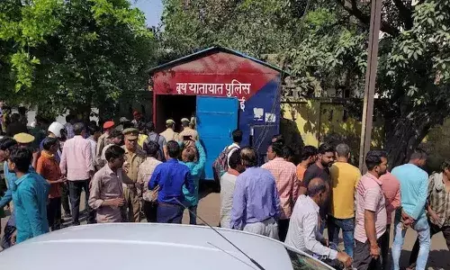 రోడ్డు మీద వెళుతున్న జనం.. ఉరి వేసుకుని కనిపించిన ట్రాఫిక్ పోలీసు